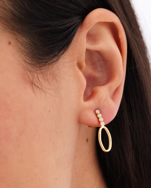 Pendientes cortos diseño oval con cristales en riviere en plata de ley con baño de oro 18k - Imagen 2